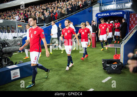 Norvegia, Oslo, 4 settembre 2016. Il Norvegese giocatori entrano Ullevaal Stadion di Oslo per la Coppa del Mondo il qualificatore match contro la Germania. Nella foto: Håvard Nordtveit (6), Veton Berisha (19), Jonas Svensson (16) e Markus Henriksen (10). Credito: Jan-Erik Eriksen/Alamy Live News Foto Stock