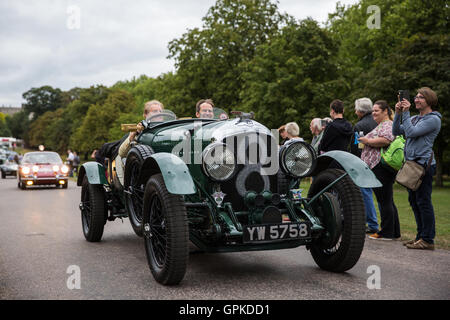 Windsor, Regno Unito. Il 4 settembre, 2016. Un 1928 Bentley 4-5 VP prende parte al Grand partono dal Castello di Windsor il giorno finale del 2016 Concours di eleganza. Il Grand partono dispone di sessanta delle vetture più rari nel mondo. Credito: Mark Kerrison/Alamy Live News Foto Stock