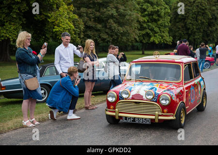 Windsor, Regno Unito. Il 4 settembre, 2016. Un 1966 Mini Cooper S che apparteneva a George Harrison dei Beatles prende parte al Grand partono dal Castello di Windsor il giorno finale del 2016 Concours di eleganza. Il Grand partono dispone di sessanta delle vetture più rari nel mondo. Credito: Mark Kerrison/Alamy Live News Foto Stock