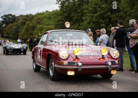 Windsor, Regno Unito. Il 4 settembre, 2016. Un 1964 Porsche 911 prende parte al Grand partono dal Castello di Windsor il giorno finale del 2016 Concours di eleganza. Il Grand partono dispone di sessanta delle vetture più rari nel mondo. Credito: Mark Kerrison/Alamy Live News Foto Stock