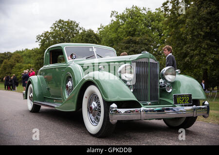 Windsor, Regno Unito. Il 4 settembre, 2016. Un 1934 Packard dodici prende parte al Grand partono dal Castello di Windsor il giorno finale del 2016 Concours di eleganza. Il Grand partono dispone di sessanta delle vetture più rari nel mondo. Credito: Mark Kerrison/Alamy Live News Foto Stock