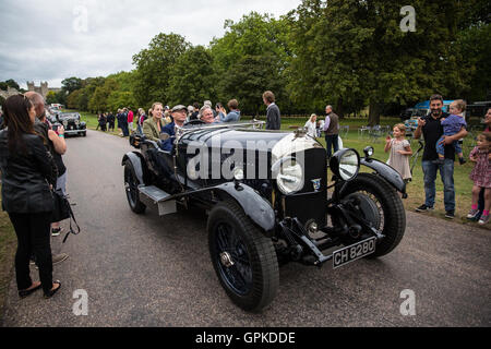 Windsor, Regno Unito. Il 4 settembre, 2016. Un 1929 Bentley 4-5 prende parte al Grand partono dal Castello di Windsor il giorno finale del 2016 Concours di eleganza. Il Grand partono dispone di sessanta delle vetture più rari nel mondo. Credito: Mark Kerrison/Alamy Live News Foto Stock