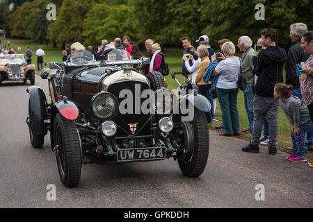 Windsor, Regno Unito. Il 4 settembre, 2016. Un 1929 4,5 litro Bentley prende parte al Grand partono dal Castello di Windsor il giorno finale del 2016 Concours di eleganza. Il Grand partono dispone di sessanta delle vetture più rari nel mondo. Credito: Mark Kerrison/Alamy Live News Foto Stock