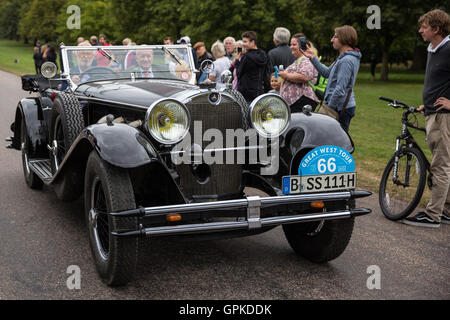 Windsor, Regno Unito. Il 4 settembre, 2016. Un 1929 Merc SS 27-140-200 PS prende parte al Grand partono dal Castello di Windsor il giorno finale del 2016 Concours di eleganza. Il Grand partono dispone di sessanta delle vetture più rari nel mondo. Credito: Mark Kerrison/Alamy Live News Foto Stock