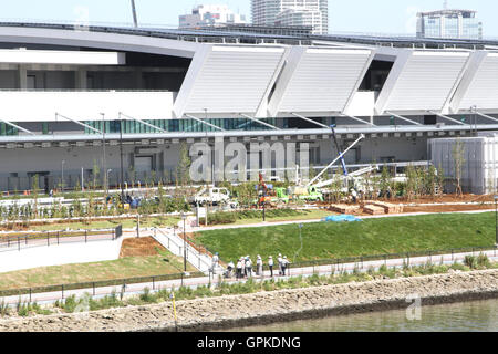 Prosegue la costruzione presso il sito di un nuovo Toyosu mercato del pesce a Tokyo in Giappone il 31 agosto 2016. © Hiroyuki Ozawa/AFLO/Alamy Live News Foto Stock