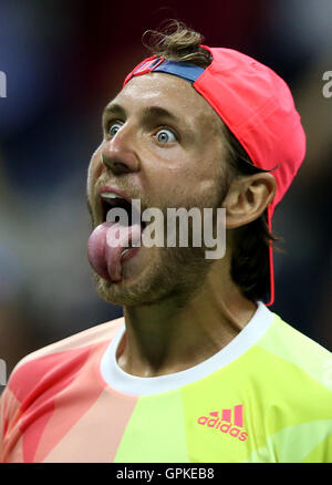 New York, Stati Uniti d'America. 4 Sep, 2016. Lucas Pouille di Francia reagisce dopo la sconfitta di Rafael Nadal di Spagna durante un uomini singoli quarto round in abbinamento al 2016 U.S. Aperto in New York, Stati Uniti, Sett. 4, 2016. Pouille ha vinto 3-2. Credito: Qin Lang/Xinhua/Alamy Live News Foto Stock