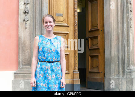 Praga, Repubblica Ceca. 2 Sep, 2016. Katerina Nova, direttore di Antonin Dvorak Museum, in piedi all'ingresso della mostra le camere di Villa "Amerika" a Praga Repubblica Ceca, 2 settembre 2016. Il creatore della sinfonia "Dal Nuovo Mondo" avrebbe ruotato 175 in data 8 settembre . Foto: MICHAEL HEITMANN/dpa/Alamy Live News Foto Stock