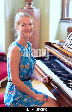 Praga, Repubblica Ceca. 2 Sep, 2016. Katerina Nova, direttore di Antonin Dvorak Museum, seduta in originale Boesendorfer pianoforte del famoso compositore presso la Villa "Amerika" a Praga Repubblica Ceca, 2 settembre 2016. Il creatore della sinfonia "Dal Nuovo Mondo" avrebbe ruotato 175 in data 8 settembre . Foto: MICHAEL HEITMANN/dpa/Alamy Live News Foto Stock