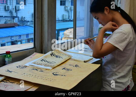 Zhengzhou, Zhengzhou, Cina. 5 Sep, 2016. Zhengzhou, Cina-?4 Settembre 2016:?(Editorial?uso?Solo.?CINA?OUT) Sun Zhaoqiong, un laureato di Zhengzhou University, scrive cinese tradizionale carattere di calligrafia a sua madre¡Â¯s ward a Zhengzhou, capitale della Cina centrale¡Â¯s nella Provincia di Henan. I suoi genitori erano gravemente ferito in un incidente sulla luglio 25, 2016, che ha reso la sua famiglia rientrano nella crisi del debito a causa delle elevate spese di trattamento medico. Molte persone gentili donare denaro alla famiglia attraverso Internet. Pertanto, Sun ha scelto di scrivere la calligrafia cinese caratteri come doni a d Foto Stock
