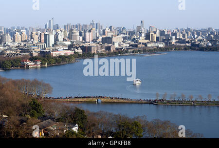 Hangzhou. 27 apr, 2016. File foto prese il 27 aprile 2016 mostra una vista del West Lake in Hangzhou, a est della capitale cinese della Provincia di Zhejiang. L'undicesimo vertice G20 è stato tenuto in Hangzhou da sett. Da 4 a 5. © Wang Dingchang/Xinhua/Alamy Live News Foto Stock