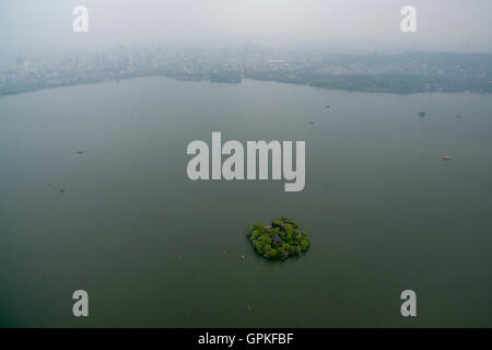 Hangzhou. Xi Apr, 2016. File foto scattata sul 11 aprile 2016 mostra una scena del West Lake in Hangzhou, a est della capitale cinese della Provincia di Zhejiang. L'undicesimo vertice G20 è stato tenuto in Hangzhou da sett. Da 4 a 5. © Huang Zongzhi/Xinhua/Alamy Live News Foto Stock