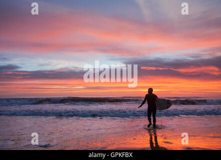 Surfista all'alba a Seaton Carew, Inghilterra nord-orientale, Regno Unito, Foto Stock