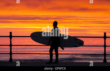 Surfista all'alba a Seaton Carew, Inghilterra nord-orientale, Regno Unito, Foto Stock