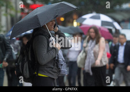 Wimbledon Londra,UK. 5 settembre 2016. Mattina pendolari brave una persistente pioggerellina a Wimbledon Town Center Credito: amer ghazzal/Alamy Live News Foto Stock