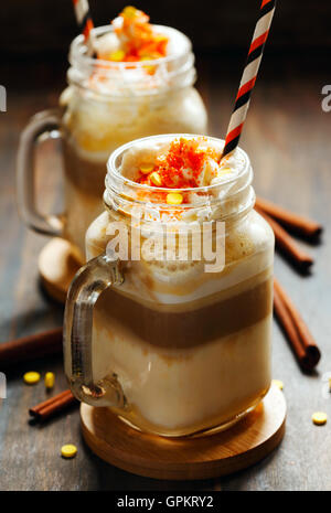 Pumpkin spice latte con panna montata. Messa a fuoco selettiva Foto Stock