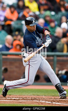 11 aprile 2010; San Francisco, CA, Stati Uniti; la seconda base degli Atlanta Braves Martin Prado (14) colpisce un doppio del lanciatore titolare dei San Francisco Giants Tim Lincecum (non in foto) durante il terzo inning all'AT&T Park. San Francisco ha battuto in finale Atlanta 6-3. Foto Stock