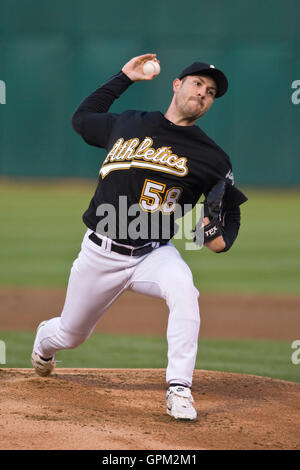 Aprile 23, 2010; Oakland, CA, Stati Uniti d'America; Oakland atletica a partire lanciatore Justin Duchscherer (58) durante il primo inning contro i Cleveland Indians a Oakland-Alameda County Coliseum. Oakland sconfitto Cleveland 10-0. Foto Stock