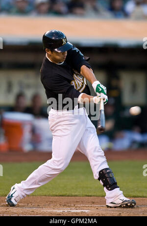 Aprile 23, 2010; Oakland, CA, Stati Uniti d'America; Oakland Athletics catcher Kurt Suzuki (8) colpisce un singolo durante il secondo inning contro i Cleveland Indians a Oakland-Alameda County Coliseum. Oakland sconfitto Cleveland 10-0. Foto Stock