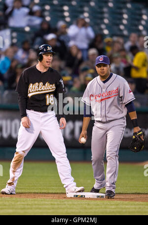 Aprile 23, 2010; Oakland, CA, Stati Uniti d'America; Oakland Athletics sinistra fielder Gabe lordo (18) reagisce dopo aver battuto un tag da Cleveland Indians terzo baseman Jhonny Peralta (2) alla terza base durante il terzo inning a Oakland-Alameda County Coliseum. Oakland sconfitto Foto Stock