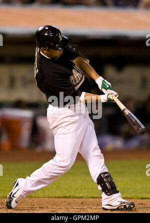 23 aprile 2010; Oakland, CA, Stati Uniti; il ricevitore degli Oakland Athletics Kurt Suzuki (8) batte un singolo contro i Cleveland Indians durante il quarto inning all'Oakland-Alameda County Coliseum. Oakland sconfisse Cleveland 10-0. Foto Stock