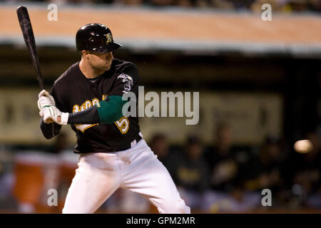 Aprile 23, 2010; Oakland, CA, Stati Uniti d'America; oakland atletica terzo baseman kevin kouzmanoff (5) a bat contro il Cleveland Indians durante il quarto inning a Oakland-alameda county coliseum. oakland sconfitto cleveland 10-0. Foto Stock