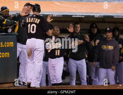 Aprile 23, 2010; Oakland, CA, Stati Uniti d'America; oakland atletica primo baseman daric barton (10) è congratulato da manager bob geren (sinistra) dopo il punteggio di una corsa contro il Cleveland Indians durante il quarto inning a Oakland-alameda county coliseum. sconfitta di Oakland Foto Stock