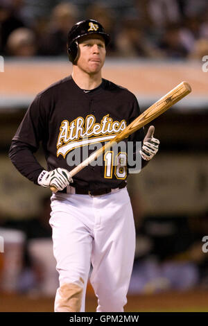 Aprile 23, 2010; Oakland, CA, Stati Uniti d'America; oakland athletics sinistra fielder gabe lordo (18) durante il quarto inning contro i Cleveland Indians a Oakland-alameda county coliseum. oakland sconfitto cleveland 10-0. Foto Stock