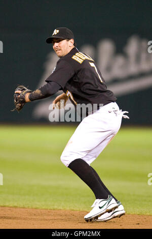 Aprile 23, 2010; Oakland, CA, Stati Uniti d'America; oakland atletica secondo baseman adam rosales (7) campi una sfera di massa durante il sesto inning contro i Cleveland Indians a Oakland-alameda county coliseum. oakland sconfitto cleveland 10-0. Foto Stock