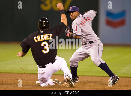 Aprile 23, 2010; Oakland, CA, Stati Uniti d'America; oakland athletics designato hitter eric chavez (3) distrugge Cleveland Indians secondo baseman luis valbuena (1) per evitare un doppio gioco durante il sesto inning a Oakland-alameda county coliseum. oakland sconfitto clevel Foto Stock