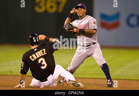 23 aprile 2010; Oakland, CA, Stati Uniti; Eric Chavez (3), designato come battitore degli Oakland Athletics, interrompe la seconda base dei Cleveland Indians Luis Valbuena (1) per impedire una doppia giocata durante il sesto inning all'Oakland-Alameda County Coliseum. Oakland sconfisse Clevel Foto Stock