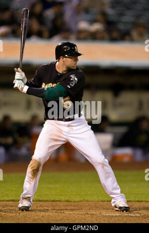 Aprile 23, 2010; Oakland, CA, Stati Uniti d'America; Oakland atletica terzo baseman Kevin Kouzmanoff (5) durante l'ottavo inning contro i Cleveland Indians a Oakland-Alameda County Coliseum. Oakland sconfitto Cleveland 10-0. Foto Stock