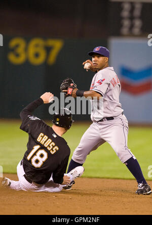 Aprile 23, 2010; Oakland, CA, Stati Uniti d'America; Oakland Athletics sinistra fielder Gabe lordo (18) distrugge Cleveland Indians secondo baseman Luis Valbuena (1) Da completare un doppio gioco durante l'ottavo inning a Oakland-Alameda County Coliseum. Oakland sconfitto Cleve Foto Stock