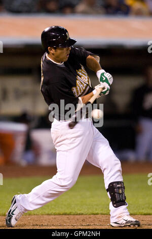 Aprile 23, 2010; Oakland, CA, Stati Uniti d'America; Oakland Athletics catcher Kurt Suzuki (8) a bat durante l'ottavo inning contro i Cleveland Indians a Oakland-Alameda County Coliseum. Oakland sconfitto Cleveland 10-0. Foto Stock