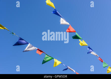 Bandiere di preghiera sul cielo blu in Nepal Foto Stock