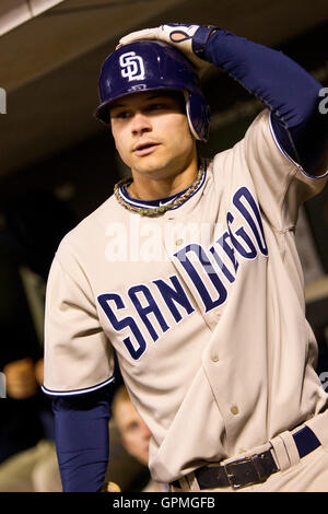 Maggio 11, 2010; San Francisco, CA, Stati Uniti d'America; San Diego Padres shorstop lancia Zawadzki (2) durante l'ottavo inning contro i San Francisco Giants di AT&T Park. San Diego ha sconfitto San Francisco 3-2. Foto Stock