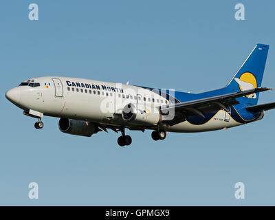 Del Nord canadese Boeing 737 (737-300) C-GCNK aereo jet sull approccio finale per l'atterraggio all'Aeroporto Internazionale di Calgary Foto Stock