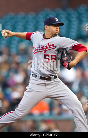 Maggio 26, 2010; San Francisco, CA, Stati Uniti d'America; Washington cittadini a partire lanciatore Luis Atilano (56) durante il primo inning contro i San Francisco Giants di AT&T Park. Foto Stock