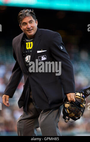 Giugno 1, 2010; San Francisco, CA, Stati Uniti d'America; Home plate arbitro ed Rapuano (19) durante il secondo inning di gioco tra il Colorado Rockies e i San Francisco Giants di AT&T Park. Colorado sconfitto San Francisco 2-1 in 11 inning. Foto Stock