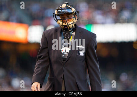 Giugno 29, 2010; San Francisco, CA, Stati Uniti d'America; Home plate arbitro ed Rapuano (19) durante il terzo inning di gioco tra i San Francisco Giants e il Los Angeles Dodgers da AT&T Park. Foto Stock