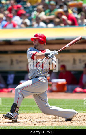 11 luglio 2010; Oakland, CA, Stati Uniti; il ricevitore dei Los Angeles Angels Mike Napoli (44) in battuta contro gli Oakland Athletics durante il secondo inning all'Oakland-Alameda County Coliseum. Oakland sconfisse Los Angeles per 5-2. Foto Stock