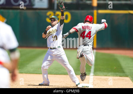 Luglio 11, 2010; Oakland, CA, Stati Uniti d'America; Oakland atletica primo baseman Daric Barton (10) spinge fuori Los Angeles Angeli catcher Mike Napoli (44) in una prima base per completare un doppio gioco durante il sesto inning a Oakland-Alameda County Coliseum. Foto Stock