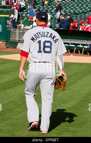 Luglio 19, 2010; Oakland, CA, Stati Uniti d'America; Boston Red Sox a partire lanciatore daisuke matsuzaka (18) prima che la partita contro Oakland atletica di Oakland-alameda county coliseum. boston sconfitto oakland 2-1. Foto Stock