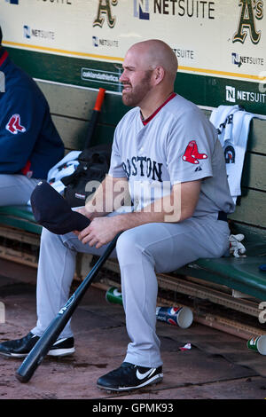 19 luglio 2010; Oakland, CA, Stati Uniti; prima base dei Boston Red Sox Kevin Youkilis (20) prima della partita contro gli Oakland Athletics all'Oakland-Alameda County Coliseum. Boston sconfisse Oakland 2-1. Foto Stock