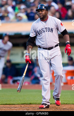 Luglio 19, 2010; Oakland, CA, Stati Uniti d'America; Boston Red Sox designato hitter david ortiz (34) a bat contro Oakland atletica durante il quarto inning a Oakland-alameda county coliseum. boston sconfitto oakland 2-1. Foto Stock