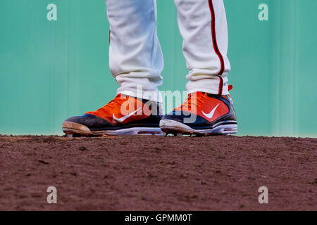 Luglio 28, 2010; San Francisco, CA, Stati Uniti d'America; San Francisco Giants relief pitcher Brian Wilson (38) era stato richiesto di cambiare il suo colore arancione scarpe da Major League Baseball per includere il nero. Wilson è visto qui durante il nono inning contro la Florida M Foto Stock