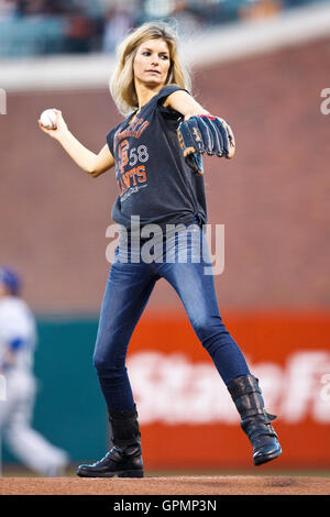 Settembre 15, 2010; San Francisco, CA, Stati Uniti d'America; Marisa Miller getta fuori il passo di apertura prima che il gioco tra i San Francisco Giants e il los angeles dodgers da at&t park. Foto Stock