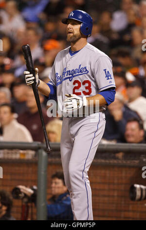 Settembre 15, 2010; San Francisco, CA, Stati Uniti d'America; Los Angeles Dodgers terzo baseman Casey Blake (23) a bat contro i San Francisco Giants durante il secondo inning di AT&T Park. San Francisco ha sconfitto Los Angeles 2-1. Foto Stock