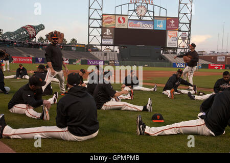 Ottobre 6, 2010; San Francisco, CA, Stati Uniti d'America; i San Francisco Giants riscaldarsi durante la pratica del giorno prima del gioco uno dei NLDS presso AT&T Park. Foto Stock