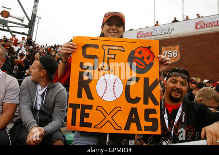 Ottobre 27, 2010; San Francisco, CA, Stati Uniti d'America; a San Francisco Giants fan visualizza un segno prima di gioco uno dei world series 2010 contro il Texas Rangers di at&t park. Foto Stock