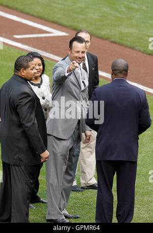 Ottobre 28, 2010; San Francisco, CA, Stati Uniti d'America; Boston Red Sox pitcher Tim Wakefield (centro) è assegnato il 2010 Roberto Clemente award prima del gioco due delle World Series 2010 tra i San Francisco Giants e i Texas Rangers di AT&T Park. San Francesco Foto Stock